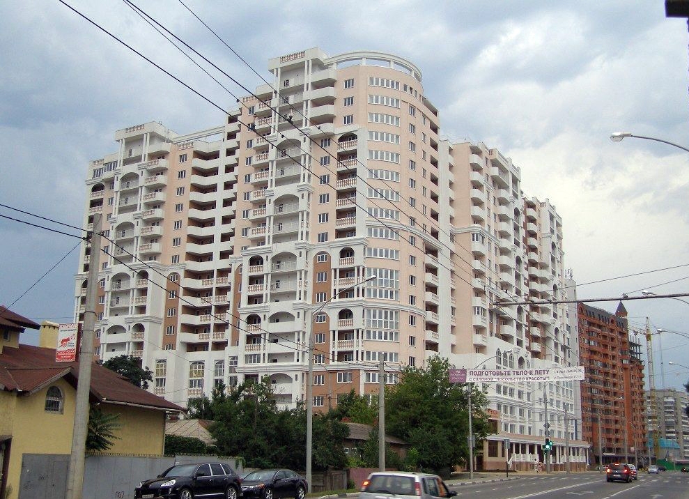 Жилой комплекс на углу улиц Мира и Кубанской Набережной